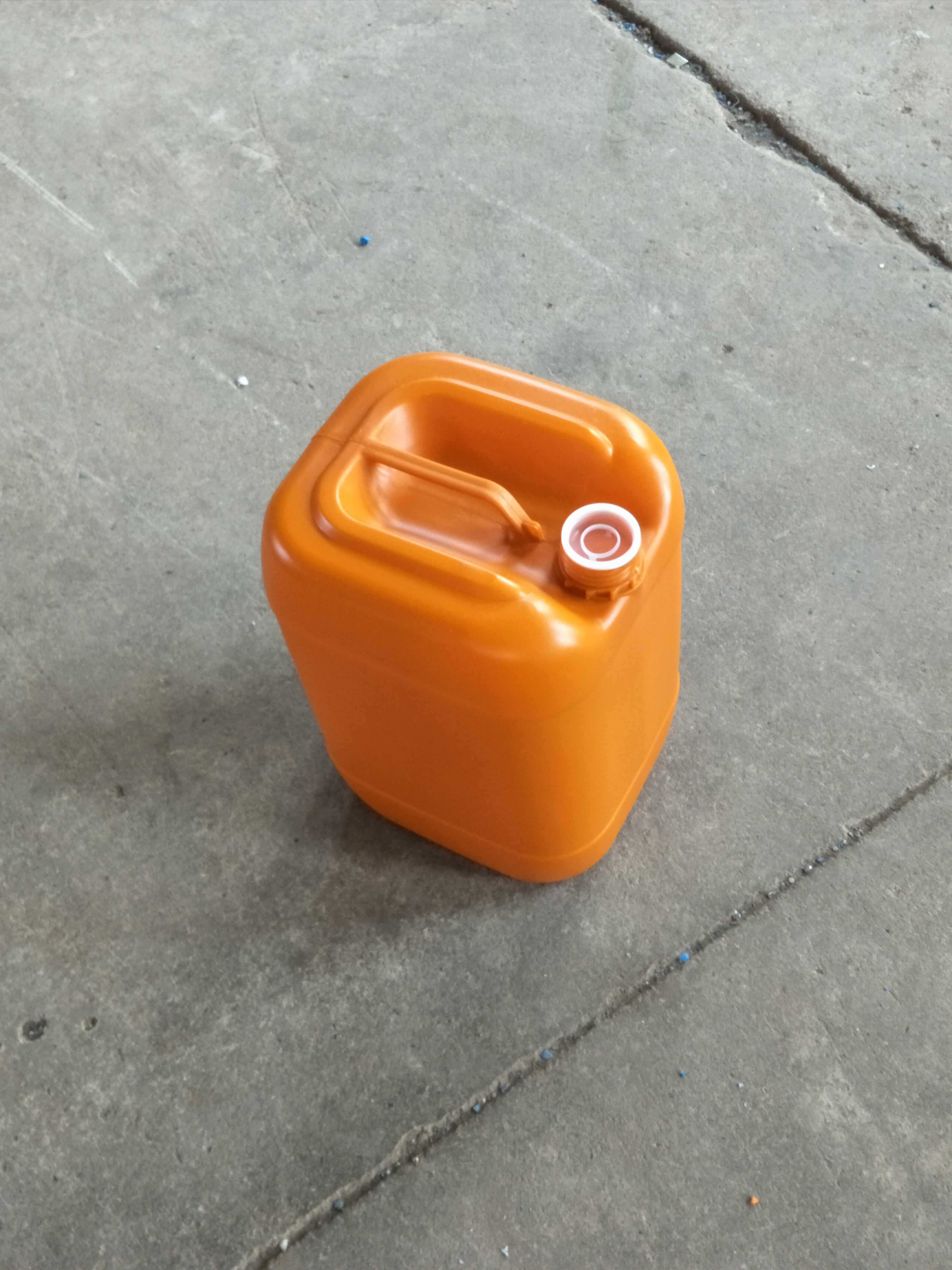 橘红色20升塑料桶